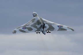 开云体育在线登入-中锋回抢抢断后直塞形成助攻，中锋回防