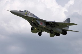 开云体育平台-边后卫助攻上升是否令球队防守负荷加重，边后卫进攻套路